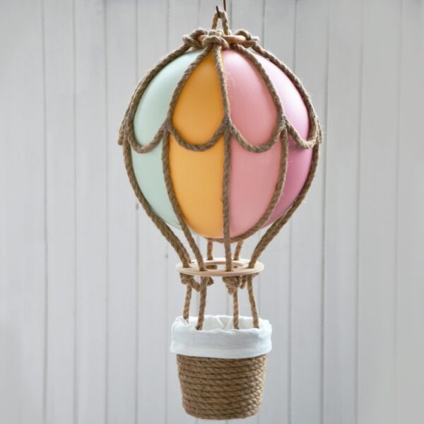 Воздушный шар с корзиной радуга