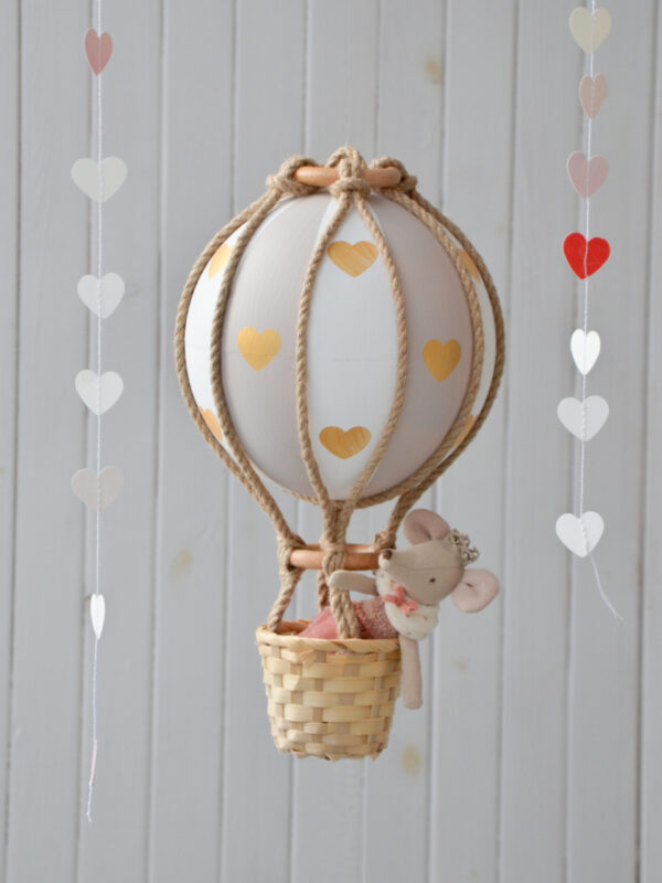 hot-air-balloon-with-hearts